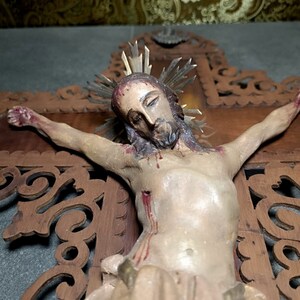 XIX Kruzifix, Christusschnitzerei, alter Christus aus polychromem Holz, altes Holzkreuz, katholisches Kruzifix, spanisches christliches Kruzifix