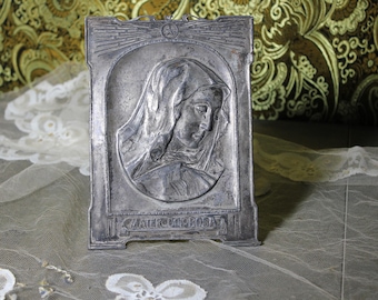 Virgin Dolorosa Teller, Mater DOLOROSA, silberner Metallteller, alter Teller aus dem 19. Jahrhundert, Tischrelief aus Metall,