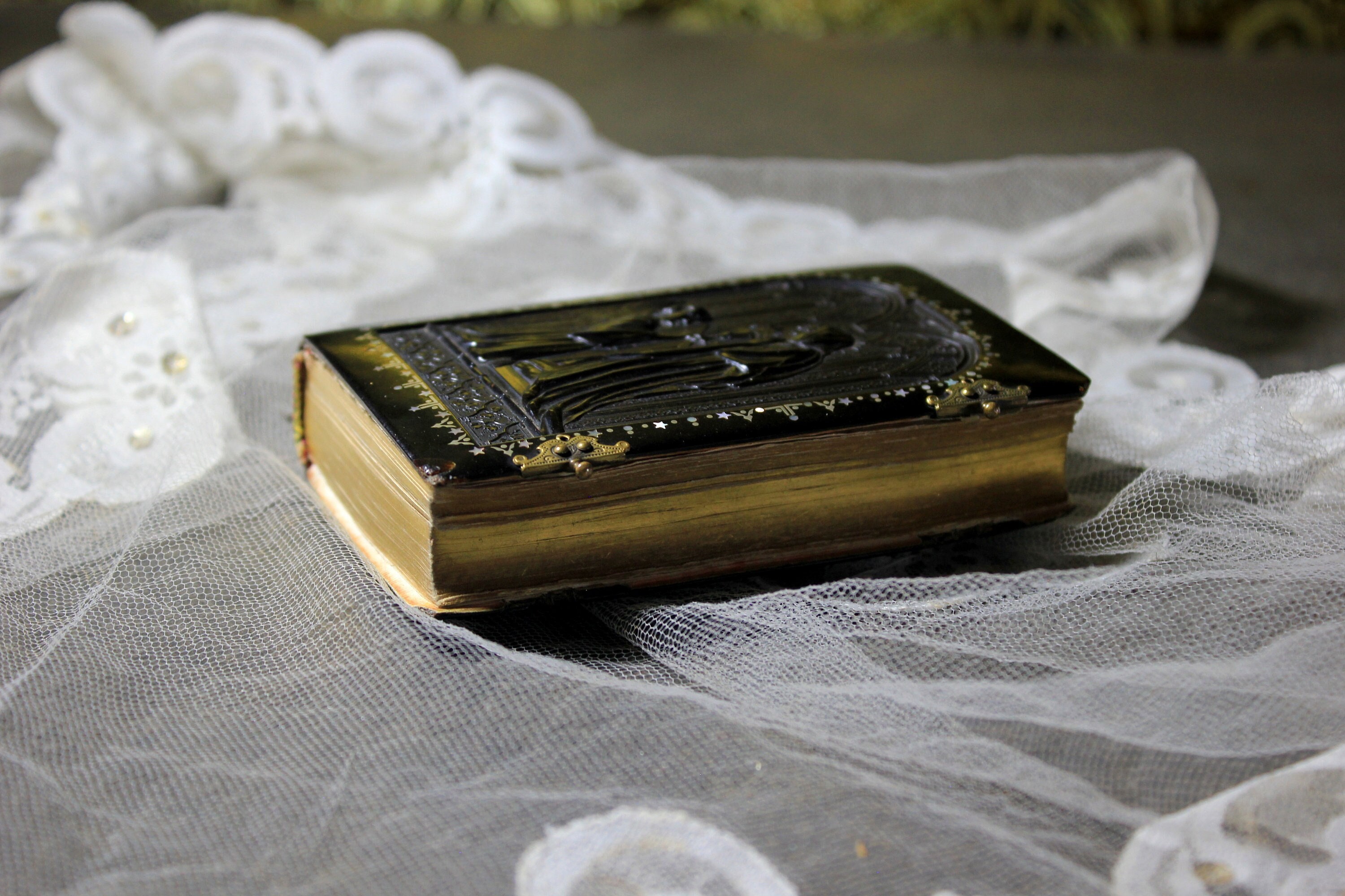 Newest Joyel de la Niña Cristiana, Barcelona, Llorens Brothers, 1882, Religious Missal, Christian Book, Bakelite Missal
