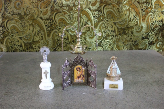 Conjunto Religioso, Set con Tríptico de Jesús,  Virgen del Pilar, Set con Lámpara de Aceite, Conjunto Español religioso de Metal.