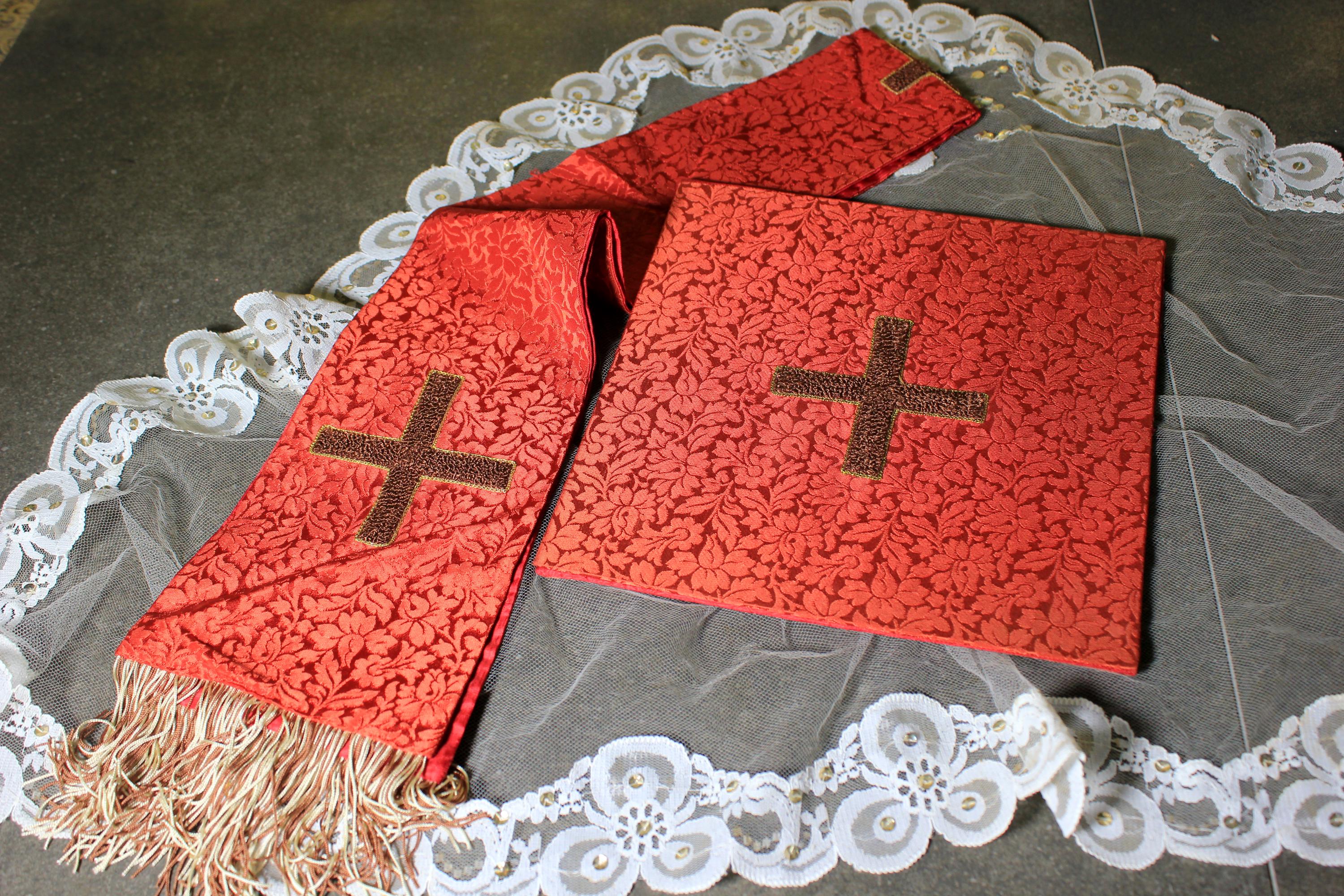 Antike Priesterstola, Massenstola, rote Seidenstola, christliche Kirchendekoration, Kirchenstola.