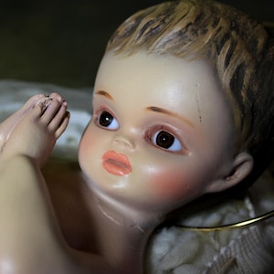 Niño Jesús con Lecho, Escultura Niño Jesús, Escultura Niño de Escayola, Mediados de siglo XX, Imagen Religiosa, Ojos de Cristal.