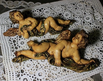 Coppia di angeli appesi al muro, Putti, Statue di angeli, Angelo in gesso, Statua di cherubino appesa, Angelo in gesso policromo, Ornamento cattolico d'epoca