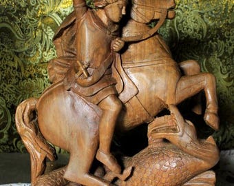 Antica figura di San Giorgio che uccide il drago, scultura di San Giorgio, statua di San Giorgio, figura religiosa in legno, statua di santo, San Giorgio a cavallo.
