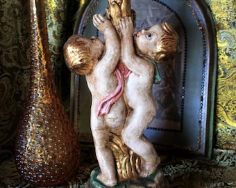 Scultura di angeli con piedistallo, Putti, statua di angeli, angeli in gesso, statua di cherubino su colonna, angeli in gesso policromo, ornamento cattolico