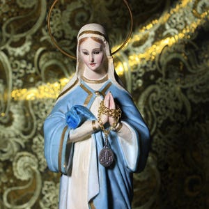 Stara Dziewica, Dziewica Litanii, Dziewica z Podstawą, Dziewica Gipsowa, Dziewica z lat 20., Dziewica Hiszpańska, Rzeźba gipsowa.