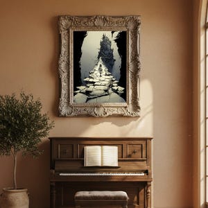 Könnte beinhalten: Ein gerahmtes Kunstwerk zeigt eine Person, die auf einem Steinweg auf ein Schloss zugeht. Das Kunstwerk befindet sich in einem dekorativen, verzierten Rahmen. Darunter ein Holzklavier mit Noten. Links ein kleiner Baum im Topf.