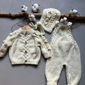 Ensemble de tenue pour bébé tricoté à la main, cardigan en tricot crème de bambou et de coton, barboteuse et bonnet, cadeau neutre pour nouveau-né, vêtements de bienvenue pour bébé ou pour la douche