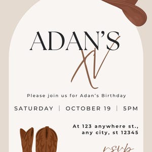 Peut inclure: Invitation d'anniversaire sur le thème du cowboy, avec un chapeau et des bottes marron. Le texte indique "ADAN'S XV" et comprend la date, l'heure et les informations RSVP. Le fond est beige clair.