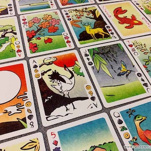 Hanami Fusion (Hanafuda - Poker) Cartes à jouer | Édition argent | Taille d'un tisonnier 2,5 po. x 3,5 po. | 54 cartes illustrées uniques | Feuille d'argent