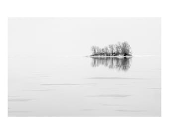 Impression minimaliste en noir et blanc – Paysage paisible avec île, photographie de nature sereine, décoration neutre, style scandinave