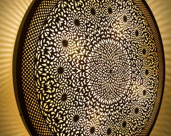 Lampada da parete marocchina in rame realizzata a mano: paralume con motivo floreale per luce notturna.