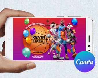 Peut inclure: Une invitation d'anniversaire avec un ballon de basket sur lequel est inscrit "It's time to birthday party!" et "Kevin is turning 5 August 26 | 2:00 PM". L'invitation présente également des personnages de dessins animés du film "Space Jam", notamment Bugs Bunny, Daffy Duck et Taz.