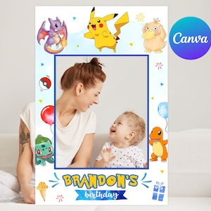 Puede incluir: Un marco de cabina de fotos azul y amarillo con una imagen de dibujos animados de Pikachu, un dragón morado, un pájaro marrón y un Pokémon rojo y naranja. El marco tiene un espacio para una foto y el texto "BRANDON'S birthday" en la parte inferior.