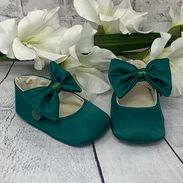 Baby Girl shoes,Flower girl shoe,Green Satin Bridal Toddler bow   Shoes, party girl shoe,Newborn girl shoes, fancy shoes, baby girl slippers