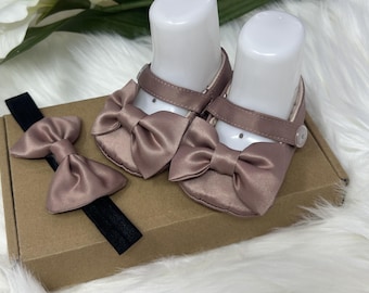 Skor i rosenträ med rosett och matchande pannband för baby | Handgjorda satinskor för baby | Mjuk sula för nyfödd | Set med skor för babyshowern