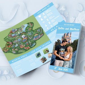 Może przedstawiać: Zestaw zaproszeń ślubnych z mapą i zdjęciem pary, z datą "21 czerwca 2025". Mapa jest zielona i szczegółowa, a zaproszenie ma jasnoniebieskie tło. Zestaw zawiera tekst "Ruthie and Matthew".