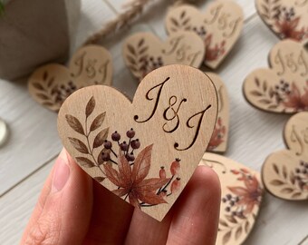 Hochzeit Herz Anstecker, Hochzeit Initialen Zeichen, Namensschild mit Herz aus Holz, Herz Brosche für Gäste, rustikale Hochzeitsdekoration, Gastgeschenke für Gäste