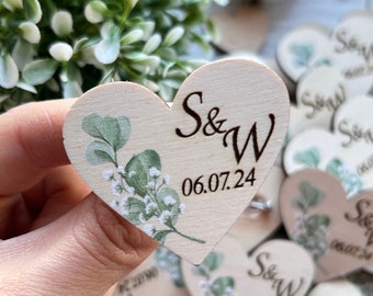 Holz Boutonniere für Gäste, personalisierte Herz Anstecknadel aus Holz, Anstecker mit Initialen, Namensgeschenk für Gäste, Hochzeit 2024, einzigartiges Holz