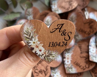 Boutonnière de mariage en bois, épinglette coeur personnalisée, boutonnière de mariage bohème, cadeau de mariage pour invité, faveurs initiales de mariage