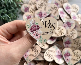 Spilla da matrimonio personalizzata, fiore all'occhiello a forma di cuore con nome personalizzato, bomboniere in legno per gli ospiti