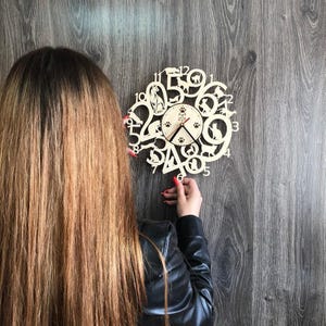 Houten kattenwandklok, wandklok lasergesneden, aangepaste kattenklok, gegraveerde houten klok, kattenhuisdecoratie, grote houten klok, houten kattenliefhebber decor