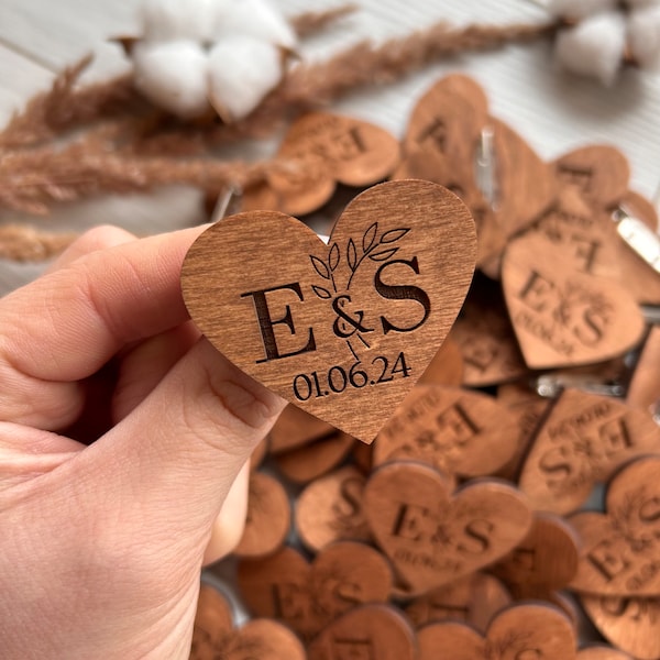 Coeurs de mariage gravés en bois, réservez la date pour mariage, épingles initiales gravées au laser, boutonnière de mariage unique, cadeau de mariage pour invité