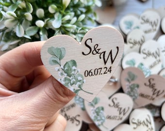 Personalisierte Hochzeit Pins für Gäste Namensschilder Holz Herz Hochzeit Boutonnieres in Masse Gravierte benutzerdefinierte Hochzeit Pins in Masse Save the Date