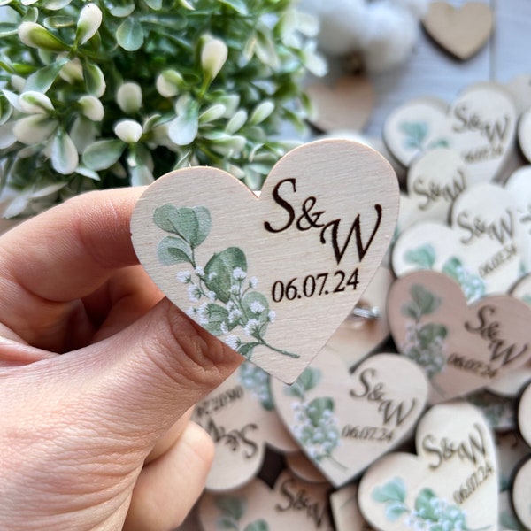 Personalisierte Hochzeit Pins für Gäste Namensschilder Holz Herz Hochzeit Boutonnieres in Masse Gravierte benutzerdefinierte Hochzeit Pins in Masse Save the Date