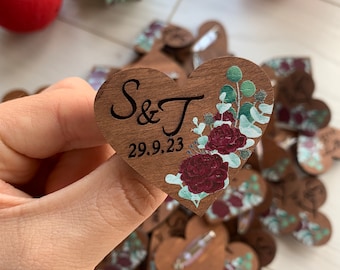 Hochzeits-Boutonniere für Gäste, hölzerne personalisierte Anstecknadel, Hochzeitsherzen Save the Date, Hochzeitsgeschenk für Gäste, burgunderfarbene Boutonniere