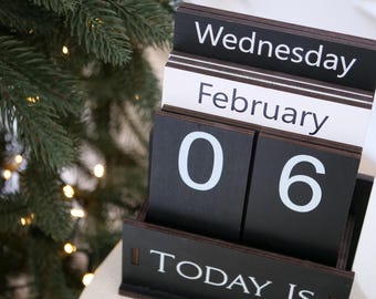 Calendario in legno nero, set da scrivania perpetuo personalizzato e arredamento moderno per ufficio