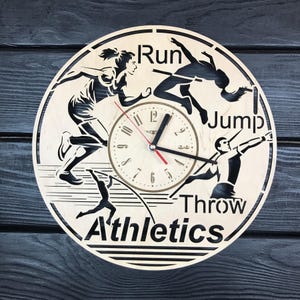 Reloj de pared de atletismo, regalo para hombres y mujeres, regalo de quinto aniversario, póster de atletismo personalizado, decoración de pared de madera de atletismo.