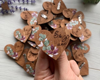 Boutonniers de boda para invitados Etiquetas de madera Alfileres en forma de corazón a granel Alfileres de boda grabados Boutonniers para guardar la fecha a granel Etiquetas de nombre de boda