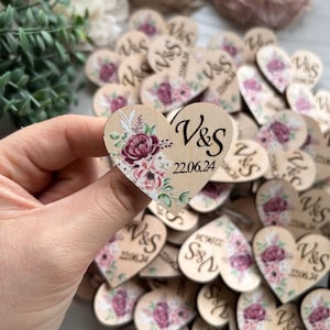 Broche de lapela para convidados de casamento, broche de coração gravado, boutonnieres para convidados, crachá personalizado, lembrancinhas para convidados de casamento.