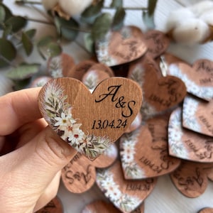 Drewniana butonierka ślubna, spersonalizowana przypinka w kształcie serca, butonierka ślubna w stylu boho, prezent ślubny dla gości, inicjały ślubne