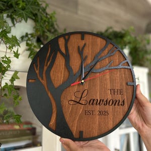 Orologio di famiglia in legno inciso, orologio con nome di famiglia, orologio da parete rustico, idee per decorazioni di orologi, orologio da parete di famiglia unico, decorazioni da parete per la casa, regalo di famiglia