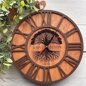 Runde Uhr mit Stammbaum-Symbol, rustikale Wanduhr aus Holz, Kinderzimmerdekor, individuell gravierte Uhr, einzigartiges Weihnachtsgeschenk, bedeutungsvolles Geschenk