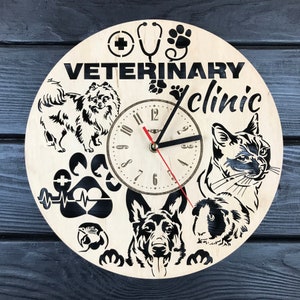 Orologio da parete per clinica veterinaria in legno, regalo per veterinario, regalo per il quinto anniversario, poster personalizzato per clinica veterinaria, appeso