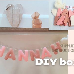 Könnte beinhalten: DIY-Bastelset zum Herstellen eines Filzbanners mit dem Namen "HANNAH" in rosa und weißen Filzbuchstaben. Das Set enthält alle benötigten Materialien und Anleitungen, um das Banner zu erstellen.