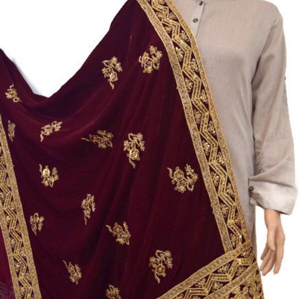 how to wear velvet shawl