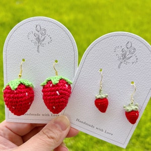 Gehaakte aardbei hangoorbellen, handgemaakte oorbel, handgemaakte sieraden, cadeau voor haar, cadeau voor moeder, fruitoorbel, gehaakte aardbei