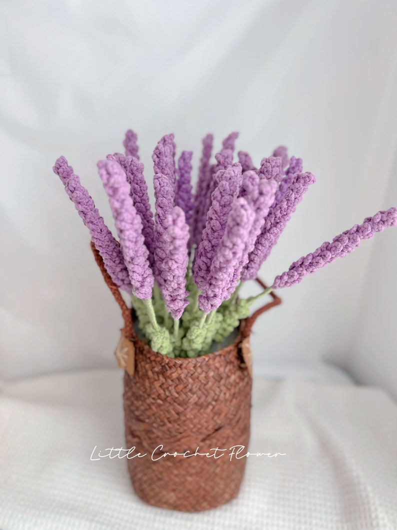 Une lavande, fleur de lavande au crochet, fait main, cadeau personnalisé pour enseignant, décoration de maison, décoration de bureau, lavande au crochet Violet