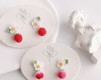 Orecchini a bottone con fiori di fragola realizzati all'uncinetto, orecchini fatti a mano/regalo per lei/gioielli fatti a mano in oro 14 k/orecchini con frutta estiva, regalo per la mamma