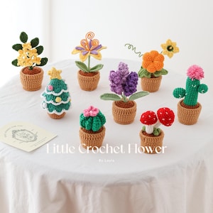 Op de afbeelding: Een verzameling handgemaakte gehaakte bloemen en planten in kleine bruine potten. Het assortiment omvat gele, oranje, paarse en groene bloemen, een kerstboom, een cactus en paddenstoelen. De tekst "Little Crochet Flower" is zichtbaar.