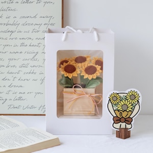 Gehäkelte Sonnenblume Geschenkbox - handgefertigtes Garn Blumenarrangement im Holzpflanzer, Geschenk zum Abschluss, Muttertag oder Geburtstag