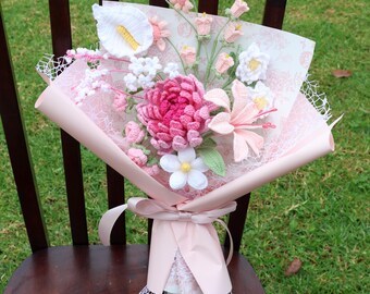 ハンドメイドのピンクと黄色のかぎ針編みの花束：編み物のユリ、バラ