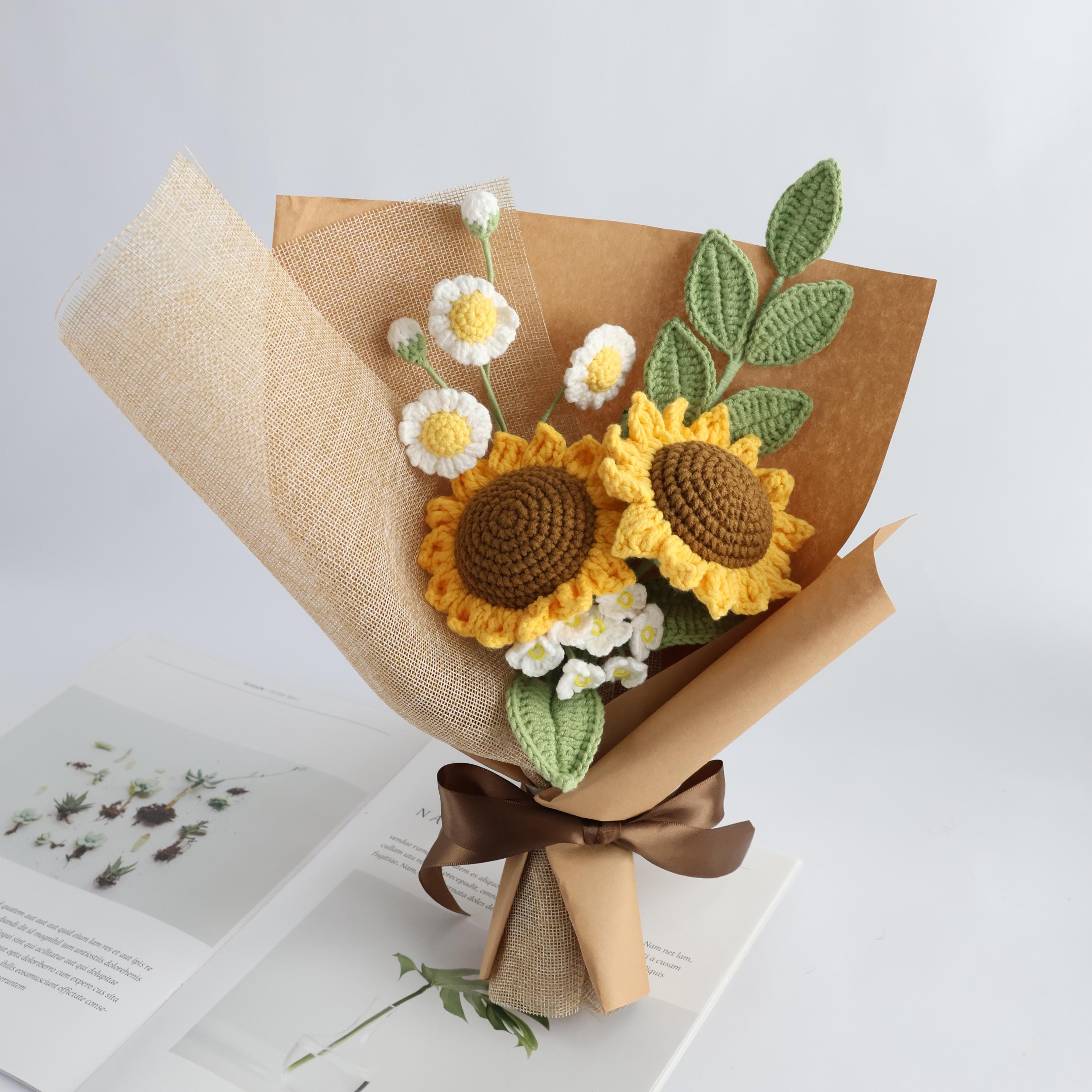 かぎ針編みの花束、手作りの花、卒業祝いのパーソナライズされたギフト