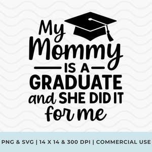 Mi mamá lo hizo y lo hizo por mí (SVG), idea de regalo de graduación para una mamá orgullosa, camiseta de graduación (SVG), mamá se gradúa (PPN), graduación para bebés