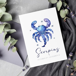 Może przedstawiać: Aquarela przedstawiająca znak zodiaku Skorpion, niebieskiego skorpiona z wzorem gwiezdnego nieba, otoczonego gwiazdami. Tekst "Skorpion" jest napisany ozdobnym fontem pod obrazem, a pod nim daty "24 października - 21 listopada".