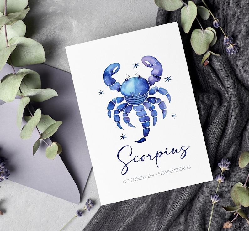 Może przedstawiać: Aquarela przedstawiająca znak zodiaku Skorpion, niebieskiego skorpiona z wzorem gwiezdnego nieba, otoczonego gwiazdami. Tekst "Skorpion" jest napisany ozdobnym fontem pod obrazem, a pod nim daty "24 października - 21 listopada".